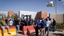 עובדי טבע מפגינים מול מפעל החברה בנגב נגד פיטורים מתוכננים. אוקטובר 2013 (צילום: דודי גריינשפן/ פלאש 90).
