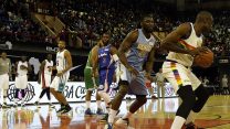 דיקמה מטומבו אגדת ה-NBA במדי נחברת אפריקה במשחק הראווה NBA Africa ב-2015 (צילום: AP Photo/Themba Hadebe).