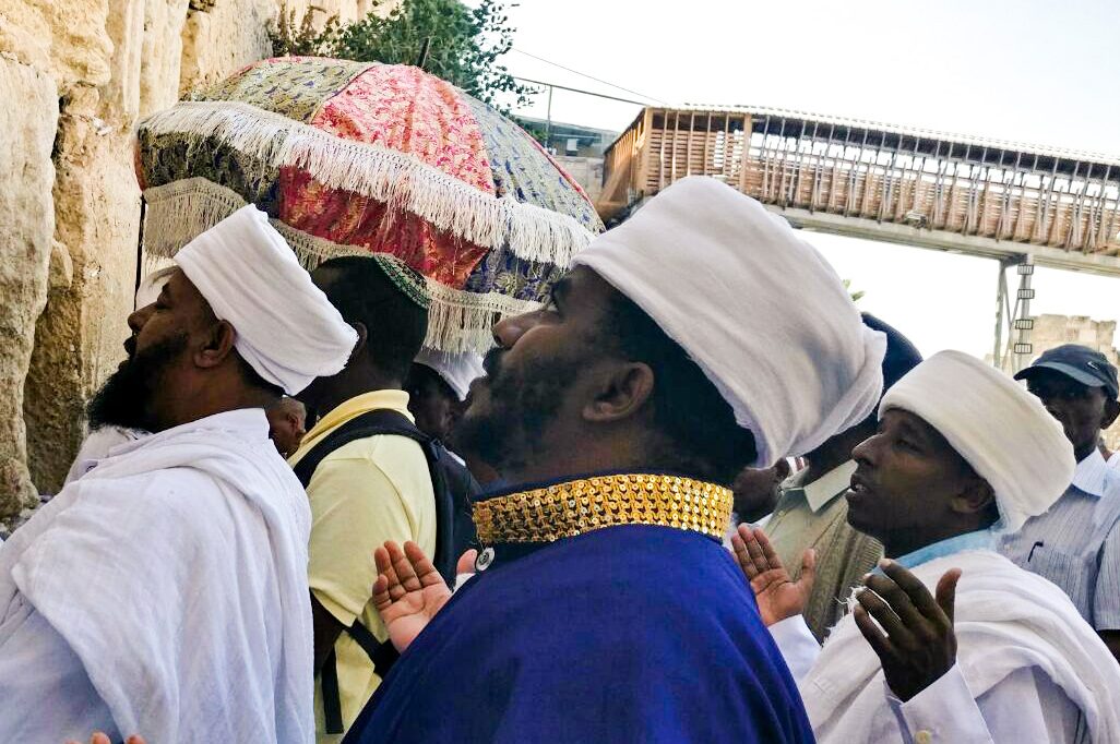תפילת זעקה המונית לשחרור של אברה מנגיסטו (צילום: מתקה גיל אלאיס).