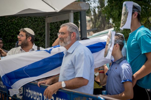 אנשי "עוצמה יהודית" מיכאל בן-ארי ואיתמר בן-גביר בהפגנה מול בית ראש הממשלה עם ארון קבורה עטוף בדגל ישראל. ארכיון (צילום: הדס פרוש/ פלאש 90)