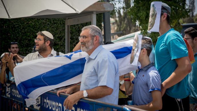 פעילי עוצמה יהודית מיכאל בן-ארי ואיתמר בן-גביר בהפגנה מול בית ראש הממשלה (צילום: הדס פרוש/ פלאש 90)