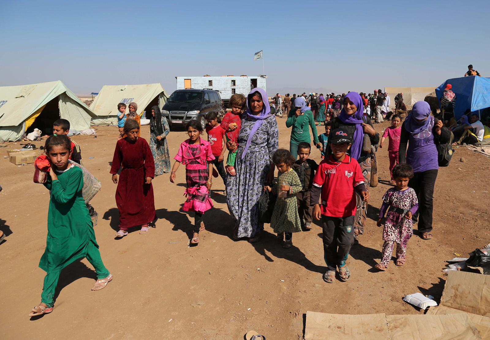 פליטים יזידים מגיעים למחנה הפליטים בסוריה אוגוסט 2014 (צילום: AP Photo/ Khalid Mohammed).