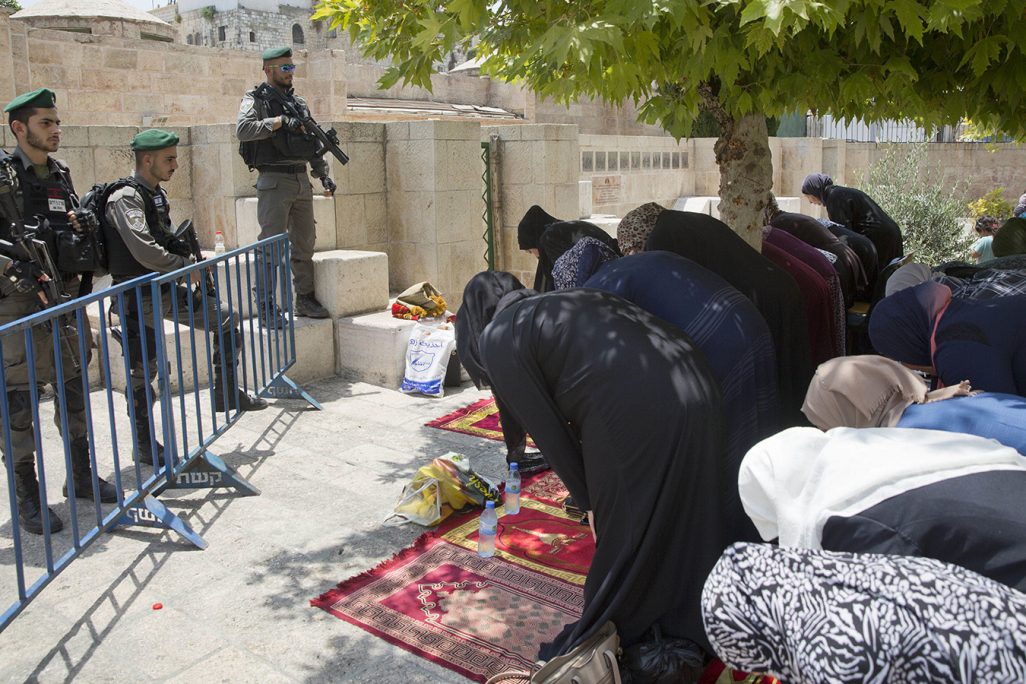 שוטרי מג״ב במשמרת מול תמפללות מוסלמיות מחוץ לשער האריות (צילום: AP Photo/Oded Balilty).