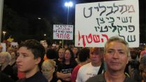 הפגנה מול ביתו של מנדלבליט בפתח תקווה (צילום: דוד טברסקי)