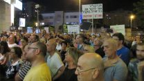 הפגנה מול ביתו של מנדלבליט בפתח תקווה (צילום: דוד טברסקי)