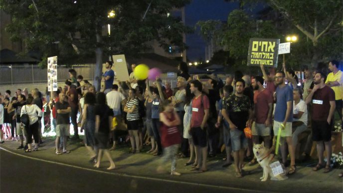 הפגנה מול ביתו של מנדלבליט בפתח תקווה (צילום: דוד טברסקי)