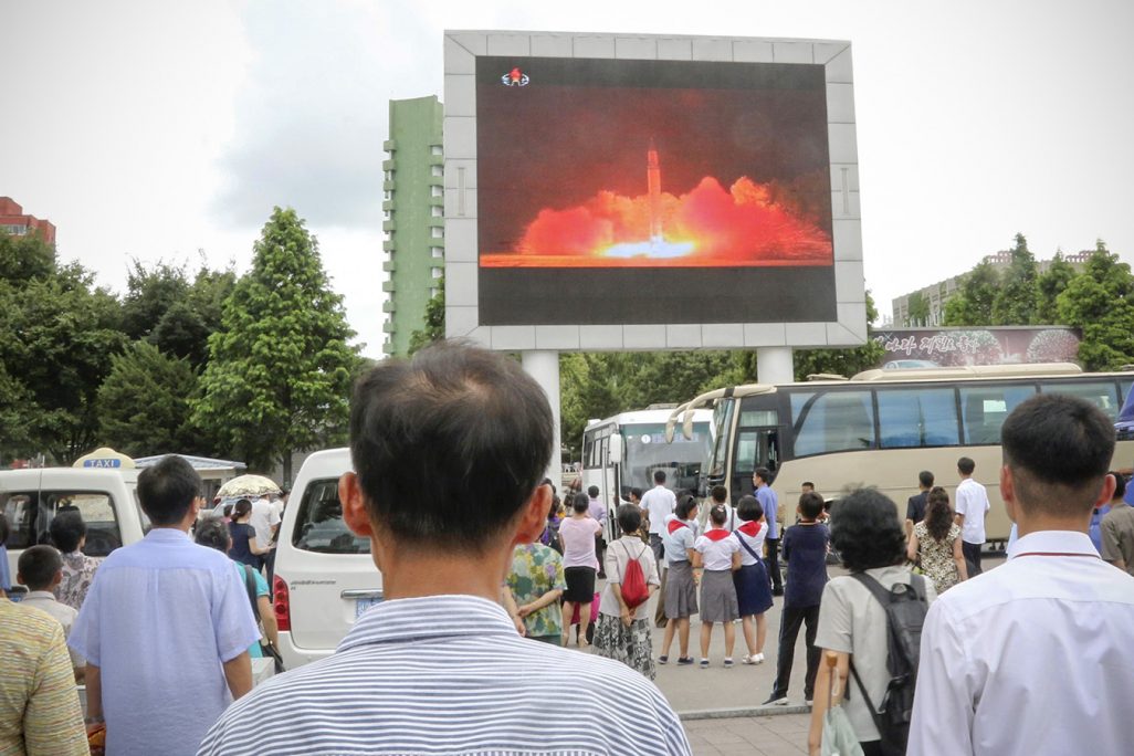 שיגור הטיל הבליסטי בצפון קוריאה משודר במסך רחוב (צילום: AP Photo/Jon Chol Jin).