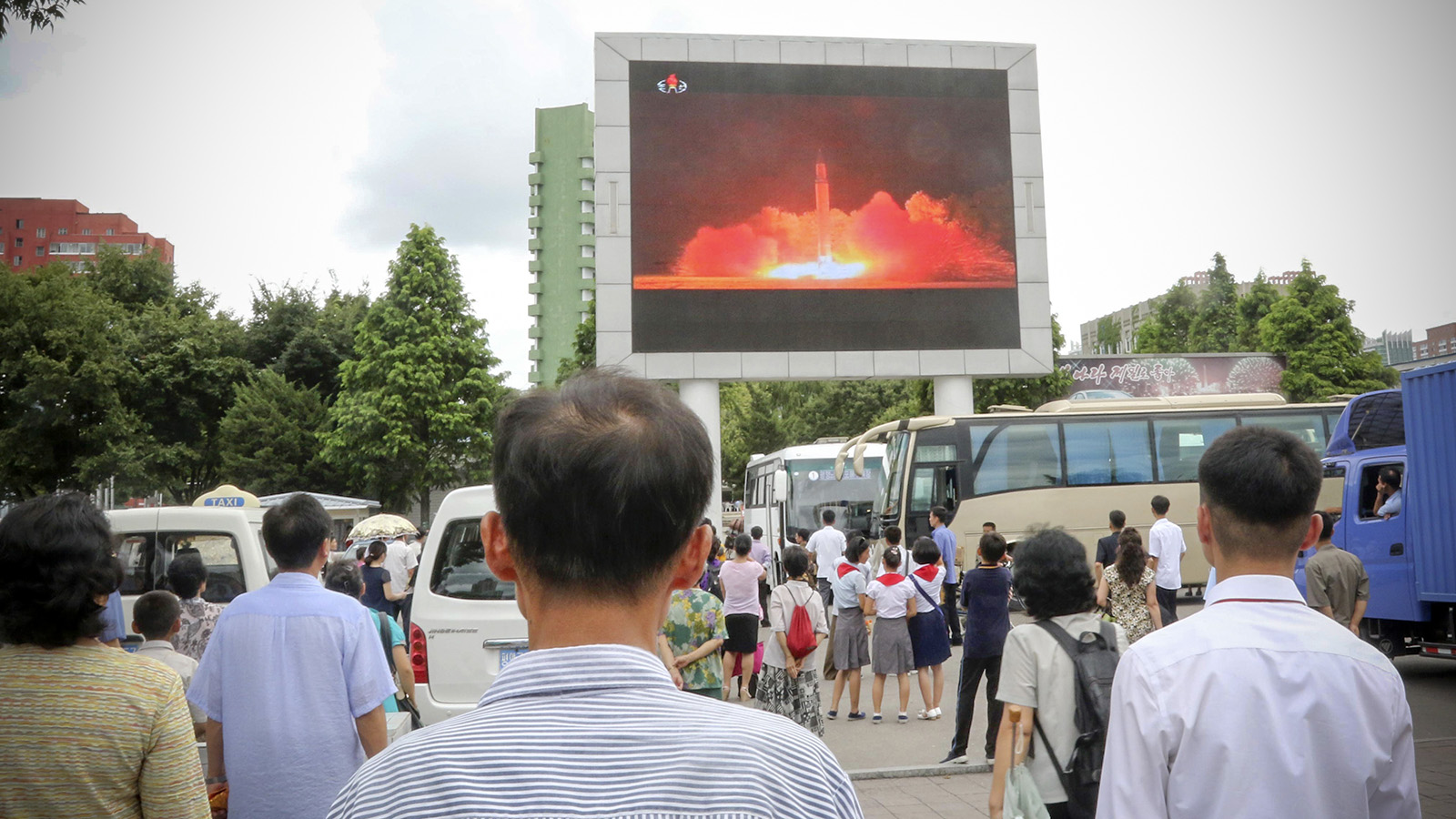 שיגור הטיל הבליסטי בצפון קוריאה משודר במסך רחוב (צילום: AP Photo/Jon Chol Jin).