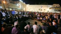 תפילת ט' באב בכותל המערבי (צילום ארכיון: יעקב לדרמן \ פלאש90)