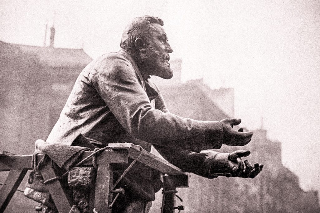 הצבת פסלו של ז׳אן ז׳ורס בפריז, 1924 (צילום: AP Photo).
