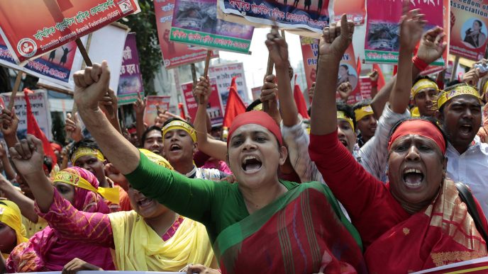 פועלות בתעשייה האופנה בבנגלדש מוחות בדרישה לתנאים טובים יותר ומשכורות גבוהות יותר בצעדת 1 במאי 2017 (צילום: AP Photo/A.M. Ahad)