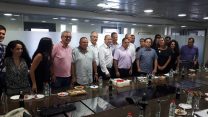 חתימת ההסכם הקיבוצי במנורה מבטחים (צילום: דף הפייסבוק ועד עובדי מנורה מבטחים)