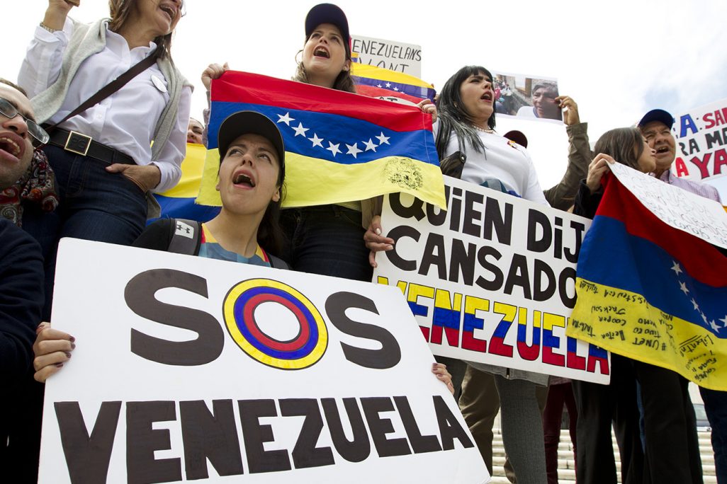 מתנגדים לשלטון בהפגנה מחוץ לפרלמנט אפריל 2017 (צילום: AP Foto/José Luis Magana)