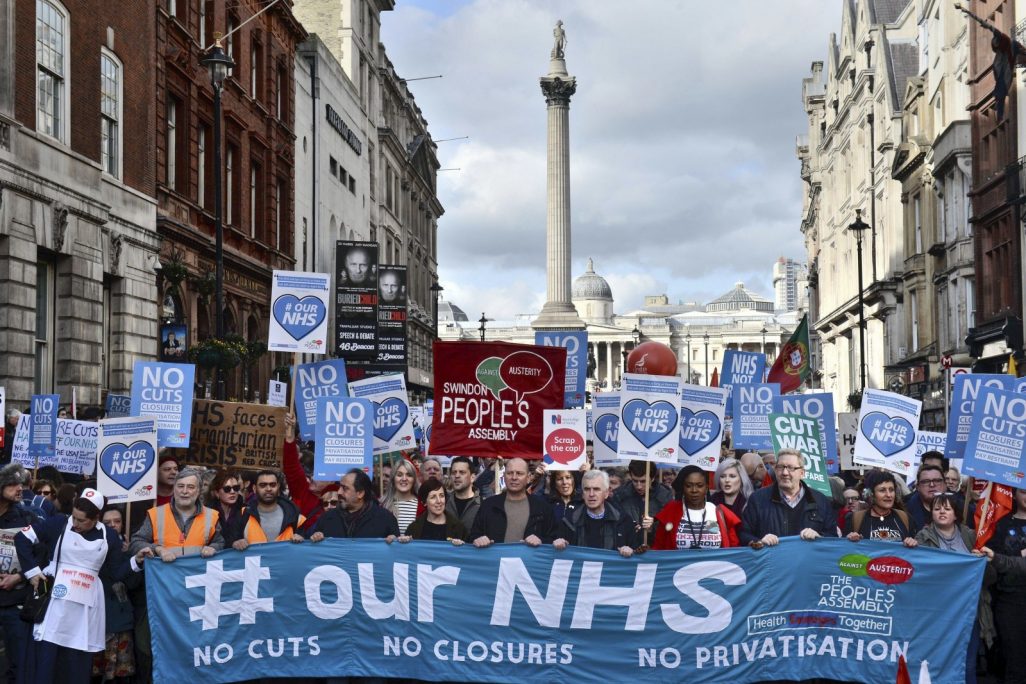 הפגנת תמיכה בשירות הבריאות הלאומית בלונדון, מרץ 2017 (צילום: Victoria Jones/PA via AP).