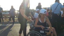 הפגנת מחאה על מתווה נתניהו להעלאת קיצבאות הנכות, כביש 4, 9/7/2017 (צילום: צעירה נחמיאס)