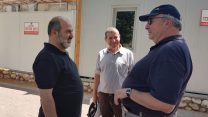 חברי ועדת העבודה והרווחה, חה"כ אלי אלאלוף (כולנו), חה"כ האלוף במיל איל בן ראובן (המחנ"צ) וחה"כ עבד אל חכים חאג' יחיא (הרשימה המשותפת) בסיור פתע בשני אתרי בנייה באשדוד (צילום: דוברות ח"כ אלאלוף)