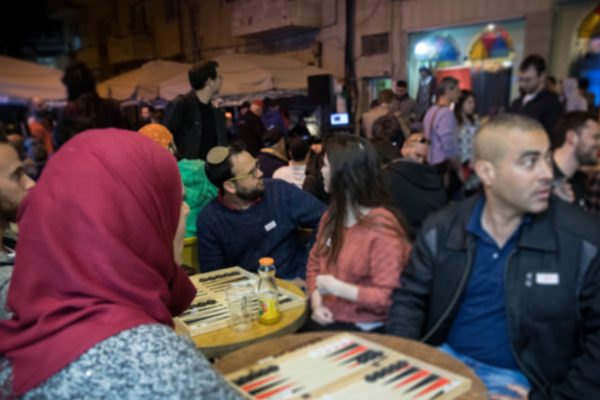 ערבים ויהודים במהלך טורניר "דאבל ירושלמי", פברואר 2017, שמטרתו להפגיש את שתי האוכלוסיות דרך משחק השש בש. (צילום: יונתן זינדל/פלאש90)