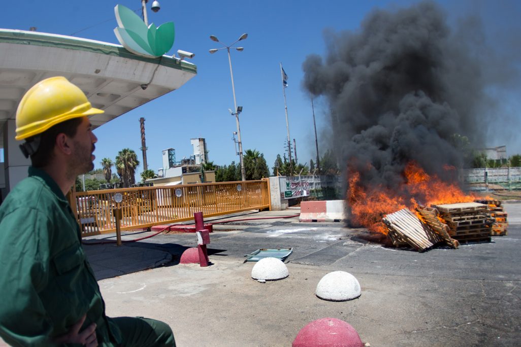 התבצרות עובדי חיפה כימיקלים צפון במפעל (צילום: באסל עווידת/ פלאש 90).
