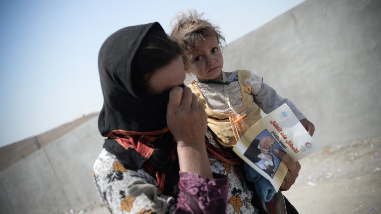 כיתוב: אישה יזידית שנמלטה מדעאש במחנה פליטים בכורדיסטאן. &quot;באיזו דת זה בסדר שגבר בן 40 ייקח ילדה בת 9?&quot; (צילום ארכיון: answer5 / Shutterstock)