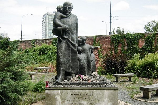 אנדרטה לזכר יאנוש קורצאק, בית העלמין היהודי בורשה (צילום: נמיוט / וויקיפדיה העברית).