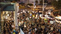 הפגנה שבועית מול ביתו של מנדלבליט בפתח תקווה במחאה על השחיתות (צילום: תומר ניוברג / פלאש90).