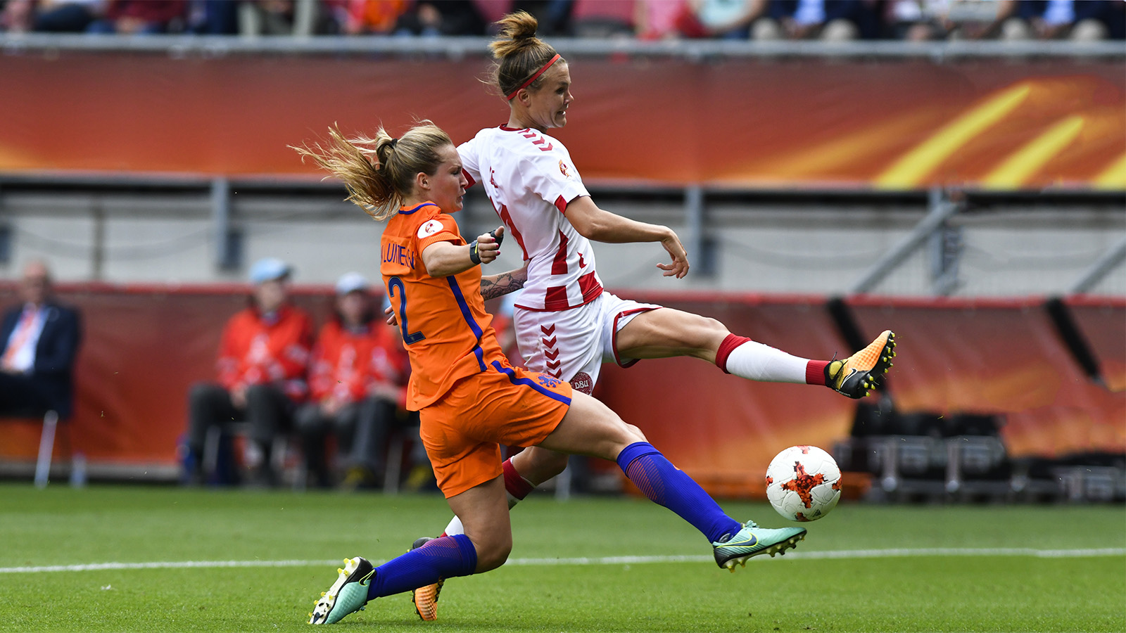 משחק האליפות בין דנמרק להולנד (צילום: AP Photo/Patrick Post).