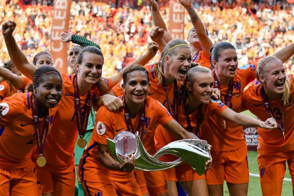 שחקניות נבחרת הולנד מניפות את גביע אליפות אירופה לנשים בכדורגל (AP Photo/Patrick Post)