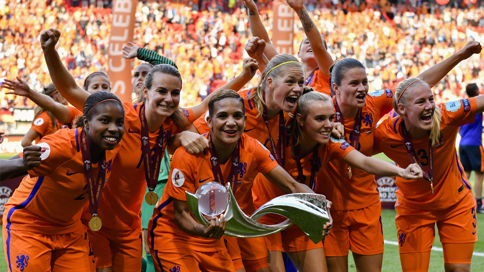 שחקניות נבחרת הולנד מניפות את גביע אליפות אירופה לנשים בכדורגל (AP Photo/Patrick Post)