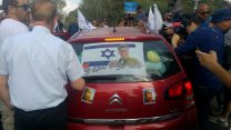 מכוניתם של משפחת אזריה מגיעה לכניסה לצריפין (צילום: מיכל רוטנברג)