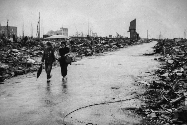 שני אנשים הולכים בדרך שפונתה מהריסות הירושימה לאחר הטלת פצצת האטום, 6.8.45 (צילום ארכיון: AP Photo/U.S. Air Force).
