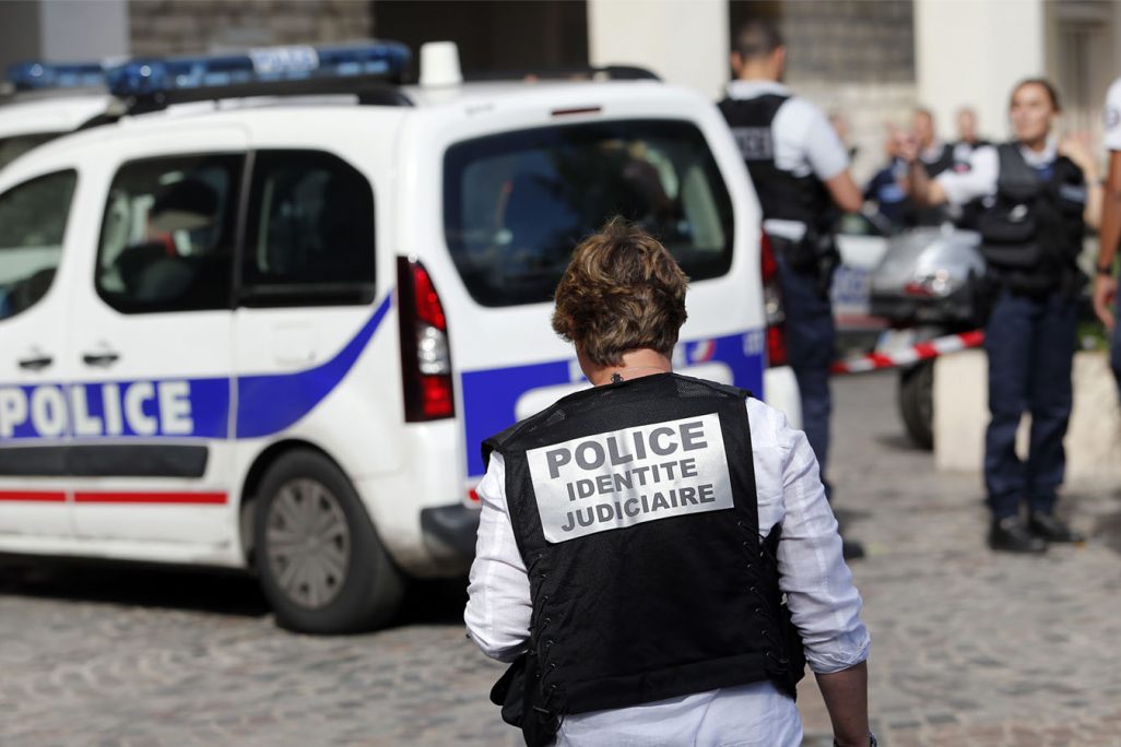 זירת הפיגוע בפריז (AP Photo/Kamil Zihnioglu)