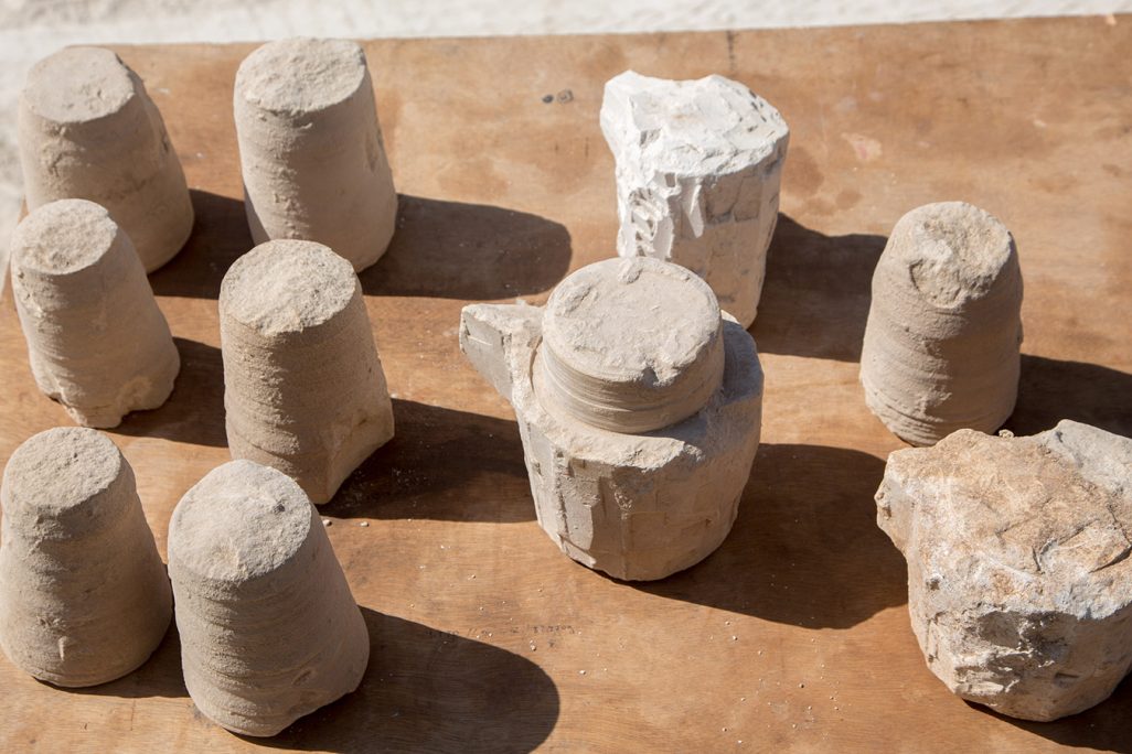 כלי האבן שנחשפו בבית היוצר (צילום: שמואל מגל / באדיבות רשות העתיקות).