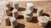 כלי האבן שנחשפו בבית היוצר (צילום: שמואל מגל / באדיבות רשות העתיקות).