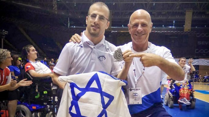 נדב לוי (משמאל) ואביו שוקי בתחרות בינלאומית בבוצ'ה (תמונה באדיבות ההתאחדות לספורט נכים בישראל).
