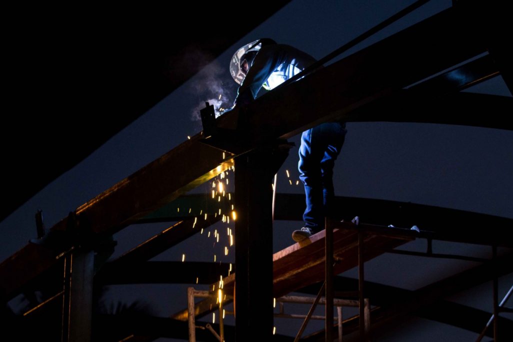 עובד בגובה בלילה (צילום:shutterstock)