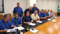 מעמד חתימת ההסכם באגד (צילום: באדיבות דוברות ההסתדרות).