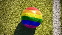 כדורגל צבוע בצבעי דגל הגאווה (צילום: Shutterstock).