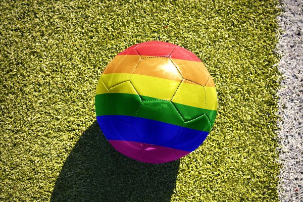 כדורגל צבוע בצבעי דגל הגאווה (צילום: Shutterstock).