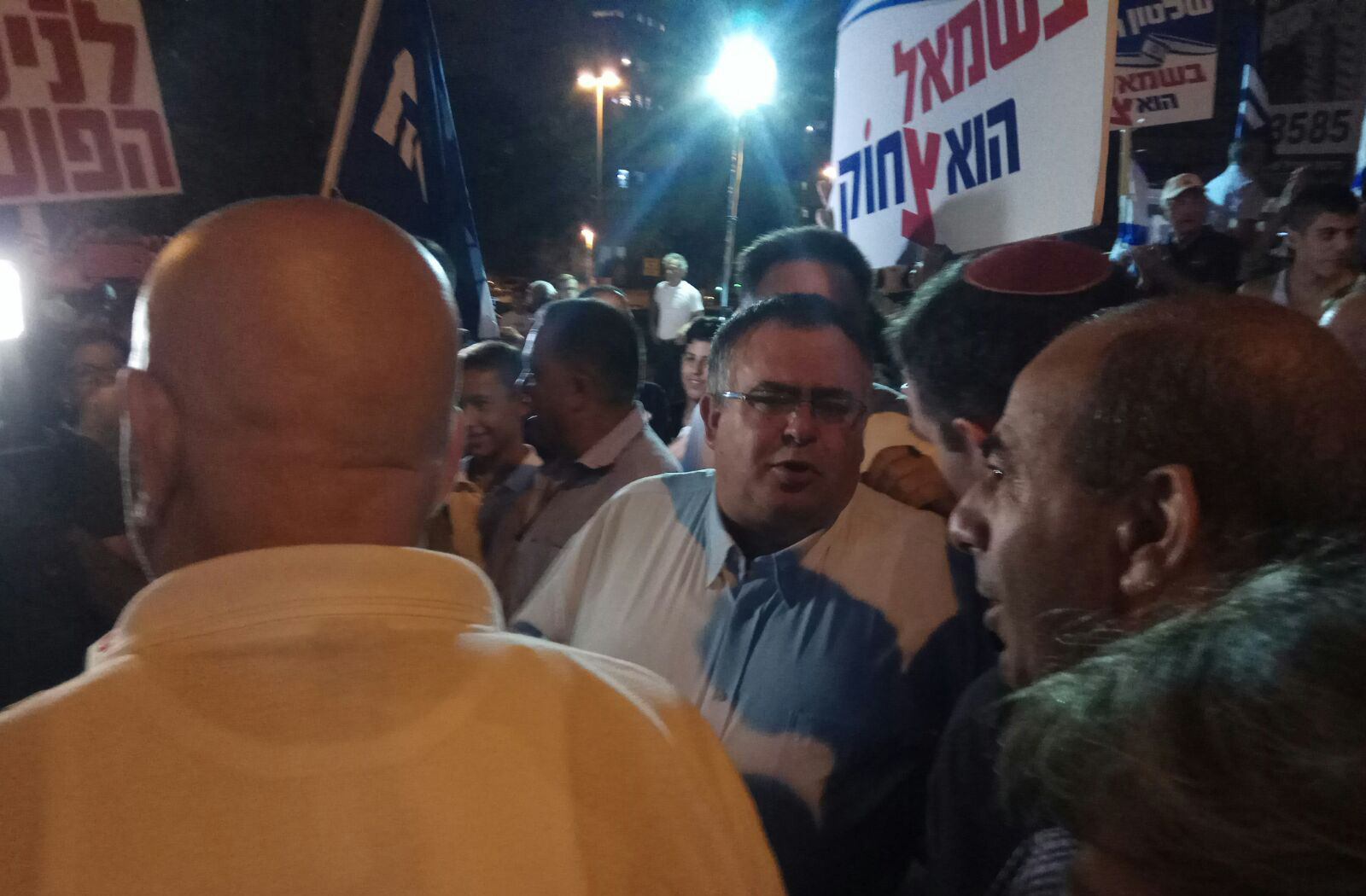 דוד ביטן בההפגנת פעילי ליכוד בפ&quot;ת מול ההפגנה מול היועמ&quot;ש (צילום: משה קציר)