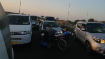 נכים חוסמים את כביש 4 במחאה על קבצאות הנכות (צילום: מטה מאבק הנכים)