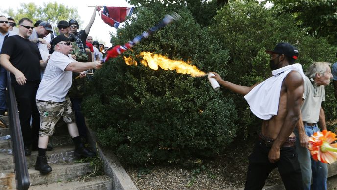 עימות אלים בין מפגינים בשארלוטסוויל (צילום: AP Photo/Steve Helber).