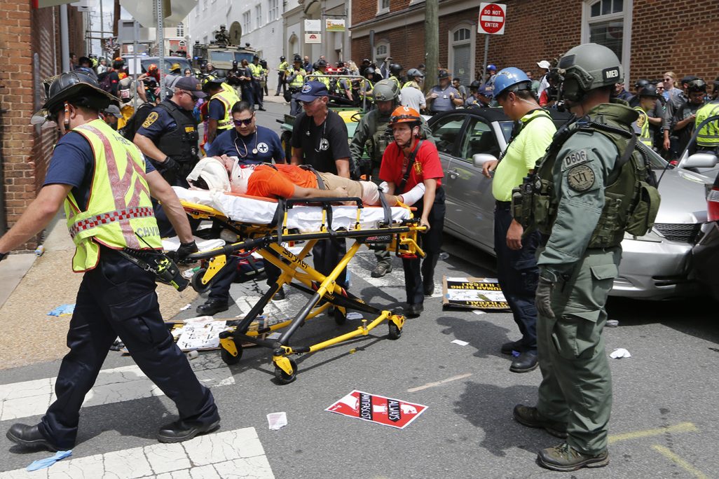 אוגוסט 2017. פצועים מפונים מזירת האירוע בשארלוטסוויל לאחר שרכב דרס מפגינים (צילום: AP Photo/Steve Helber).