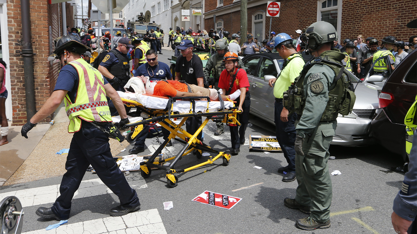 אוגוסט 2017. פצועים מפונים מזירת האירוע בשארלוטסוויל לאחר שרכב דרס מפגינים (צילום: AP Photo/Steve Helber).