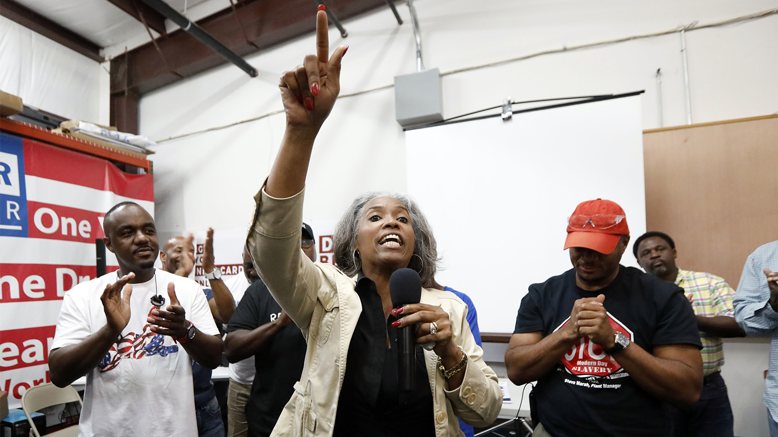 עובדת ניסאן בטי ג'ונס מעודדת את העובדים לאחר ההפסד בהצבעה על ההתאגדות במפעל (צילום: AP Photo/Rogelio V. Solis)