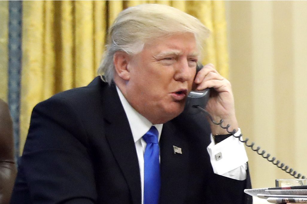 נשיא ארה"ב, דונלד טראמפ, מדבר בטלפון במשרדו בבית הלבן (צילום: AP Photo/Alex Brandon).