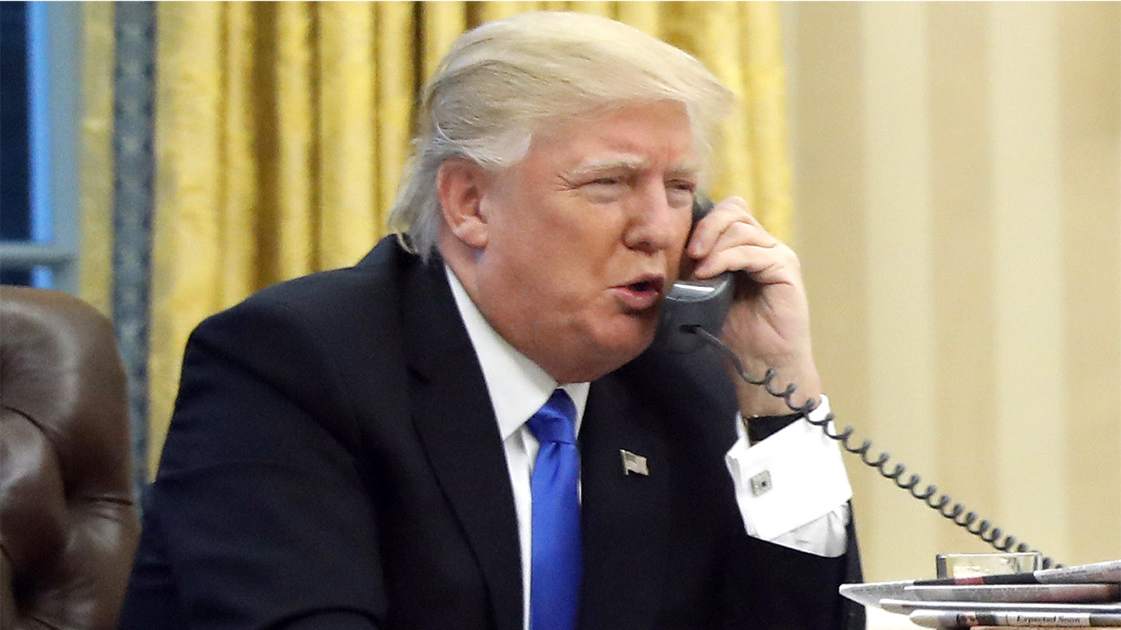 נשיא ארה&quot;ב, דונלד טראמפ, מדבר בטלפון במשרדו בבית הלבן (צילום: AP Photo/Alex Brandon).