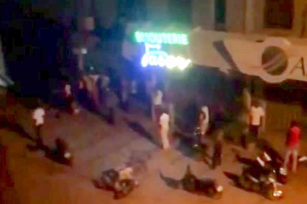 חשודים פתחו באש אל עבר מסעדה טורקית בבירת המדינה בורקינה פאסו - לפחות 18 הרוגים (צילום: El Hadji Macky Diouf via AP).