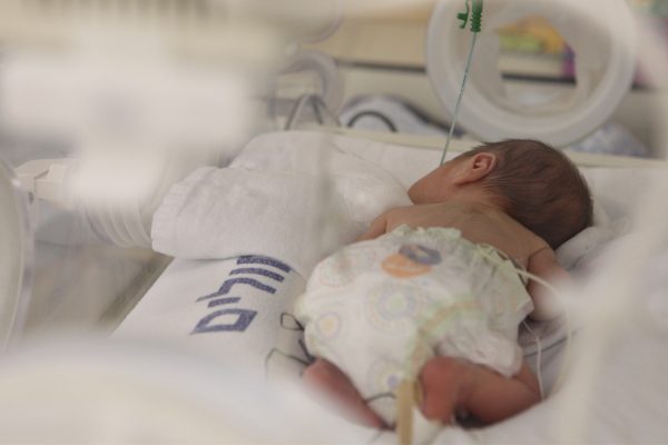 תינוק בפגיה בבית חולים בירושלים (צילום: יעקב נחומי / פלאש90).
