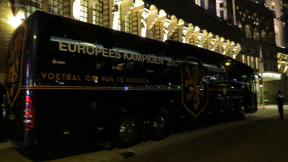 האוטובוס של הנבחרת חונה ליד המלון שלנו. (מרב שמש)