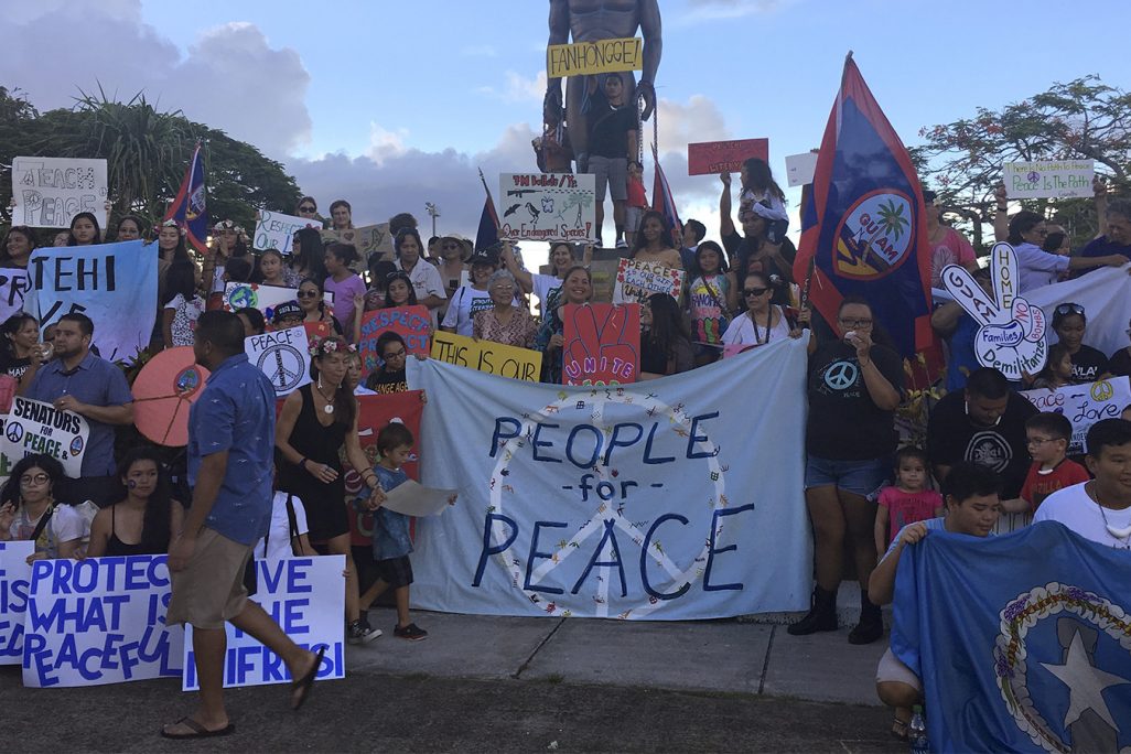 מפגינים בגואם בעצרת למען השלום 14 באוגוסט (צילום: AP Photo/Tassanee Vejpongsa)